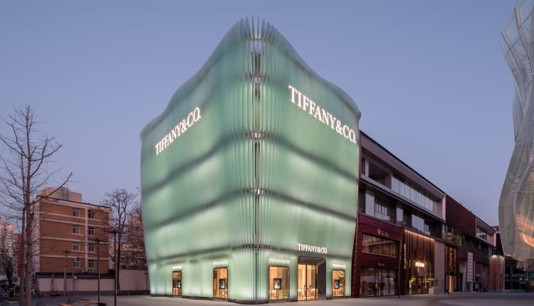 Flagowy sklep Tiffany & Co. w Pekinie z fasadą projektu MVRDV