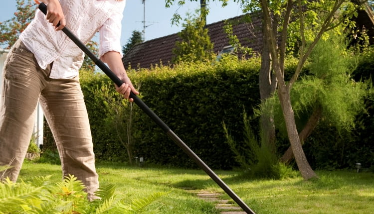 Szczotka do zamiatania chodnika ze skrobakiem do fug