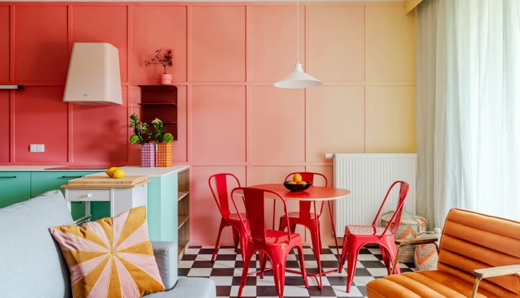 Pastelowe wnętrze na warszawskiej Woli z duszą lat 50.