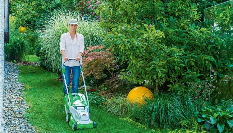 Kompaktowa kosiarka akumulatorowa do pielęgnacji niewielkich trawników, z automatyczną regulacją prędkości obrotowej i wysokości uchwytu. Cena ok. 1500 zł, Stihl