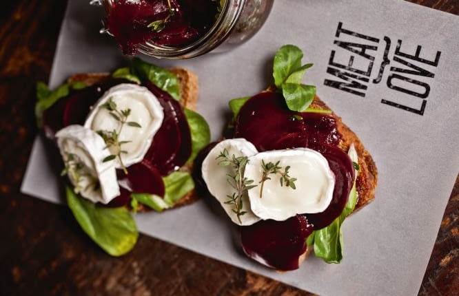 Nie dyskryminujemy wegetarian - zapewniają właściciele Meat Love. Dla nich wymyślili kanapkę Buraccio, z plastrami pieczonego buraka, kozim serem i świeżym tymiankiem.