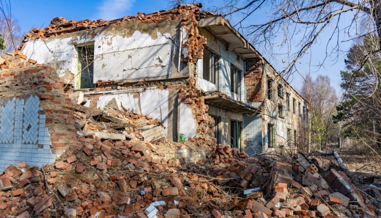 Czy warto kupić działkę z domem do rozbiórki?