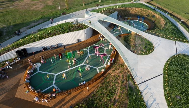 Wodny i naturalny plac zabaw w Parku Jaworek w Tychach. Proj. RS+ Robert Skitek