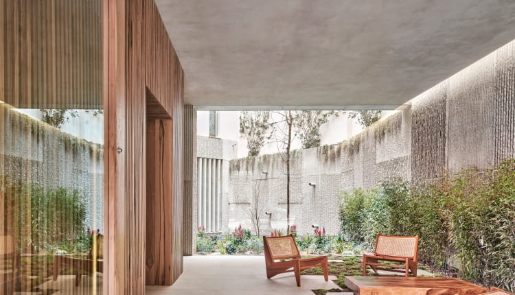 Strefy zewnętrzne i wellness to oazy spokoju w tętniącym życiem centrum Palmy. Również tutaj zastosowano wyłącznie systemy konstrukcyjne o niskim wpływie na środowisko i naturalne materiały.