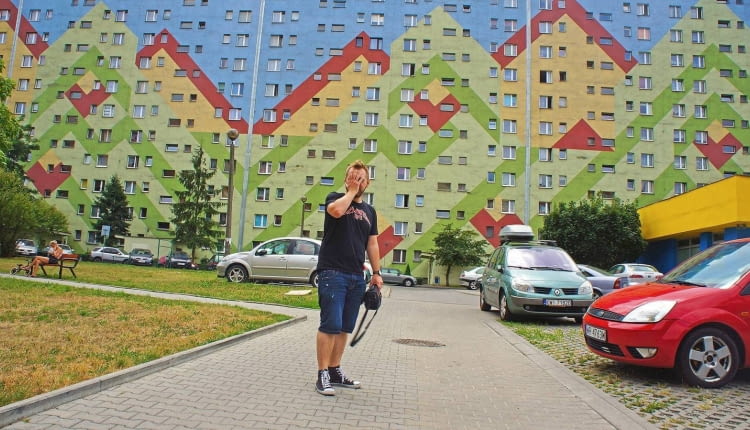 Nasz wzrok przyciągnął krakowski Prokocim. Przyciągnął, bo nie może go nie przyciągać. Przyciąga za każdym razem, kiedy się koło niego przejeżdża. Przyciąga tak bardzo, że aż razi.