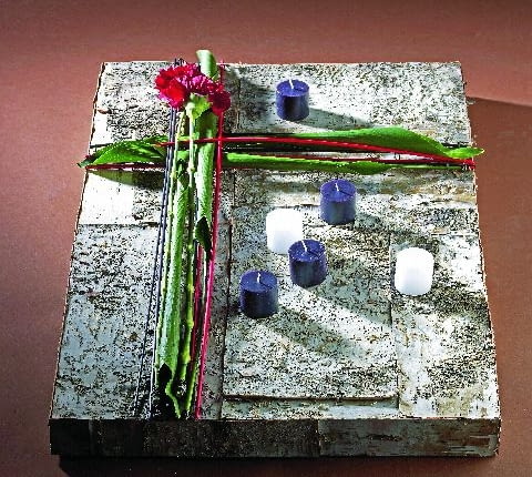 3, BRZOZA Płaty kory brzozowej przyklejonodo styropianu. Rośliny: goździki,liście aspidistry oraz czerwonei czarne trzcinki przymocowanodo podkładu haftkami z drutu.Zarówno kwiaty, jak i liściemają woskowane końce.