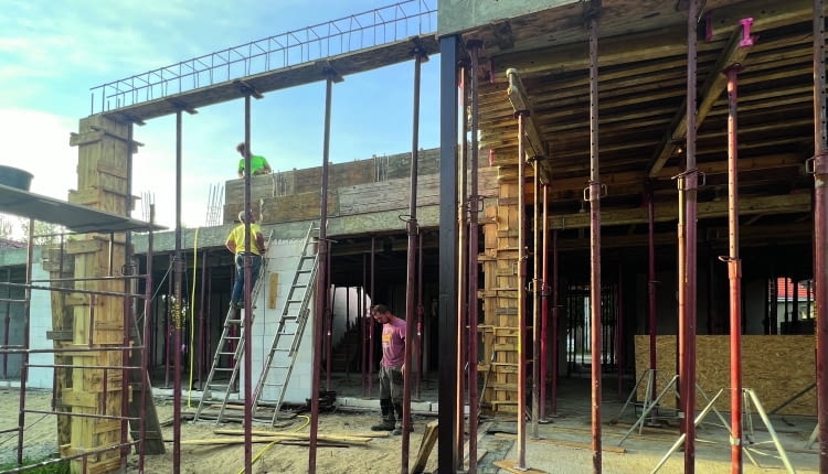 Słupy, których zadaniem jest wzmocnienie przegrody, najczęściej mają przekrój kwadratowy lub prostokątny. Tam, gdzie mają być wyeksponowane jako podpory, projektuje się również słupy okrągłe, sześciokątne lub o innym nietypowym kształcie