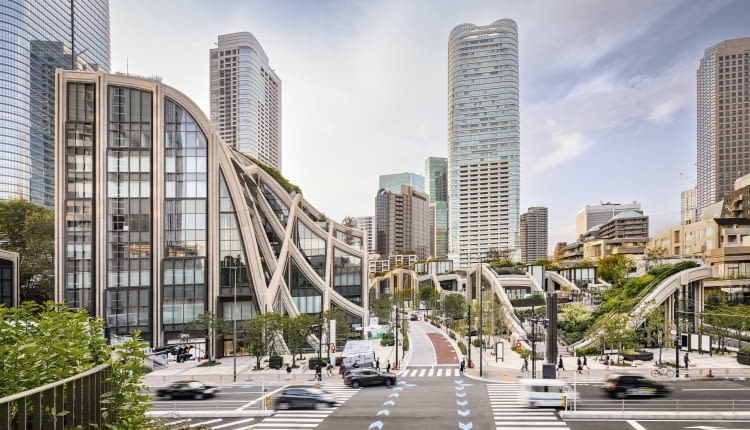 Azabudai Hills w Tokio. Proj. Heatherwick Studio