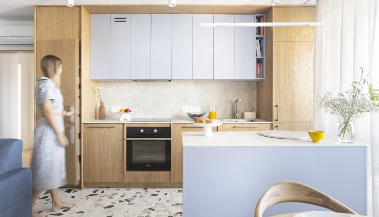 W mieszkaniu zaaranżowanym w błękitach, jasnych brązach, beżach i bieli panuje odprężająca atmosfera. Wyróżniającym się uzupełnieniem niebieskich tonacji jest ich najciemniejsza odmiana – granat.