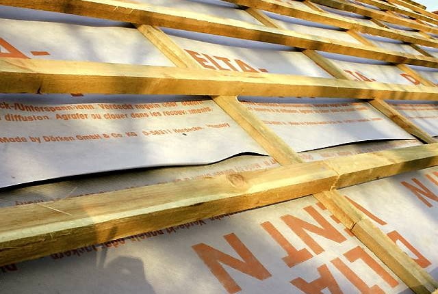 Arkusze folii powinny być ułożone na zakład 10-15 cm