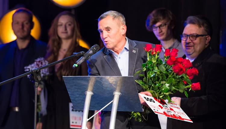 Wręczenie nagrody ufundowanej, przez Tadeusza Pałkę na Ogólnopolskim Festiwalu Piosenek Jeremiego Przybory "Stacja Kutno"
