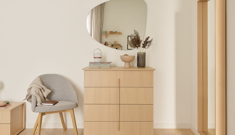 Krzesło Onest i lustro Pebble, VOX.