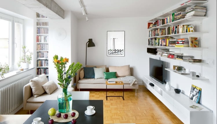 Biel, delikatne beże, odcienie szarości. Lekko i przejrzyście. Nieliczne czarne elementy dodają wnętrzu wyrazu. Na ścianie - plakat Wola (zaprojektowany przez Edgara Bąka dla Nowego Teatru w Warszawie).