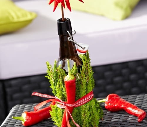 Kwiatowa dekoracja z butelką i wrzoścami