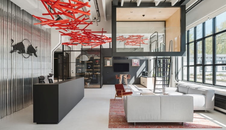 Wnętrza biurowe Red Bull w warszawskim Forcie Mokotów