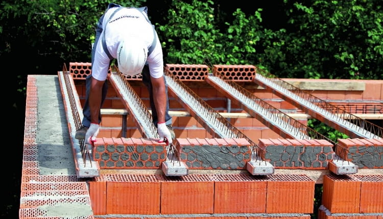 Układanie stropu ceramicznego, etap 3. Drążenia czołowych powierzchni pustaków skrajnych (układanych jako pierwsze) zamyka się zaprawą.