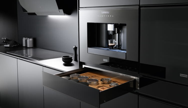 Franke całkowicie czarny ekspres i szuflada na akcesoria