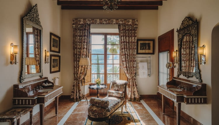 Styl projektanta wnętrz Lorenzo Castillo jest widoczny w każdym odrestaurowanym pokoju: jest on wystawny, majestatyczny i pełen charakteru.