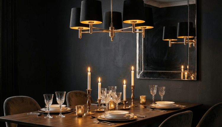 Nad stołem zawisła klasyczna lampa Ponte w eleganckim czarnym kolorze z zewnątrz i złotym w środku. Jej ciepłe światło wzmocnione zostało blaskiem świec.
