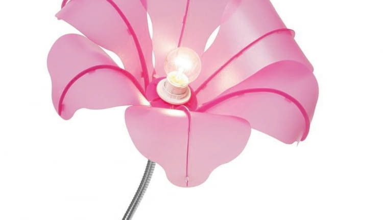 Małej lampce przy łóżku powierzono mnóstwo zadań. Ma umożliwiać czytanie przed snem, tworzyć nastrój i ładnie wyglądać. A przy tym nikogo nie oślepiać. <BR /> Dekoracje. Bloom, metal i tworzywo sztuczne, wys. 38 cm, CzerwonaMaszyna.pl, 169 zł