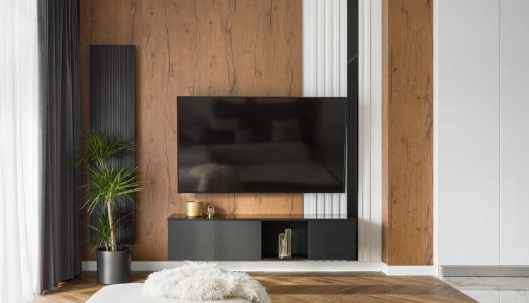 Biel, drewno i marmur - elegancki apartament