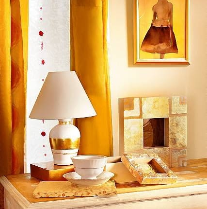 Jeśli chcemy dodać blasku jednobarwnej lampce z ceramiczną podstawą, udekorujmy ją złotymi pasami. Podobną technikę (obok pokazujemy kolejne etapy pracy) możemy wykorzystać do ozdobienia innych domowych drobiazgów, np. ramek albo szkatułek. Złoto w płatkach, brokat i kleje kupimy w sklepach z materiałami dla plastyków.