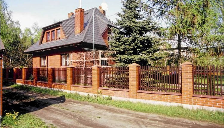 Widok na dom od strony ulicy