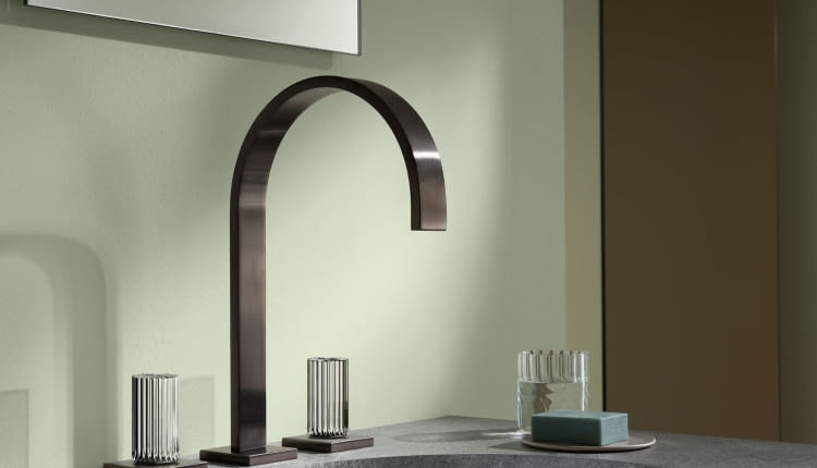 Minimalistyczne i eleganckie: rzeźbione klamki MEM „Glamorous Clivia” w rozmiarze M w połączeniu z wykończeniem Brushed Dark Platinum.