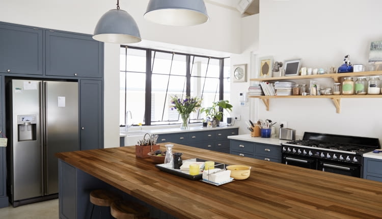 W ergonomicznej kuchni wszystko ma być w zasięgu ręki i wzroku. Zlew, blat i lodówka oraz kuchenka ustawiona tak, byśmy nie musieli biegać, aby z nich skorzystać.