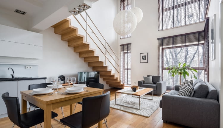 Drewniane schody w mieszkaniu z antresolą