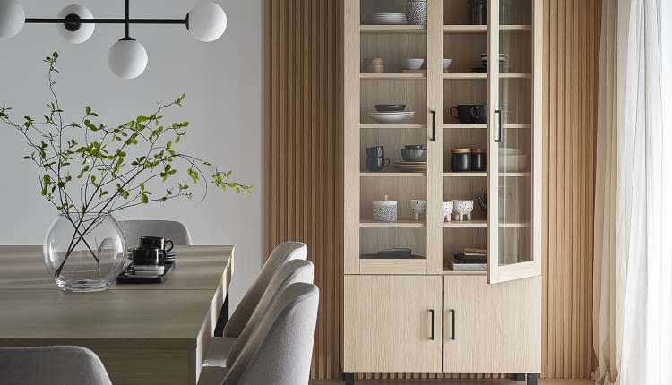 Efektowna i praktyczna witryna – nie tylko na porcelanę