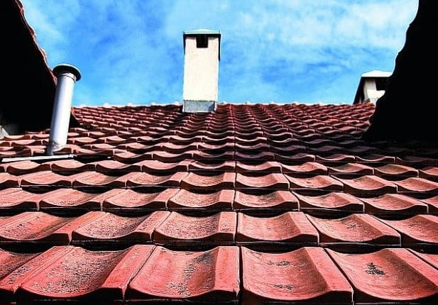 Naprawa dachu z dachówek