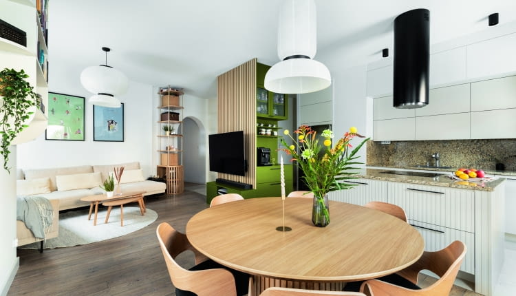 Rodziców i dzieci często odwiedzają goście. Dlatego dużą, rodzinną sofę ustawiono w kierunku jadalni i kuchni. W ten sposób powstała otwarta, zachęcają do spotkań przestrzeń.