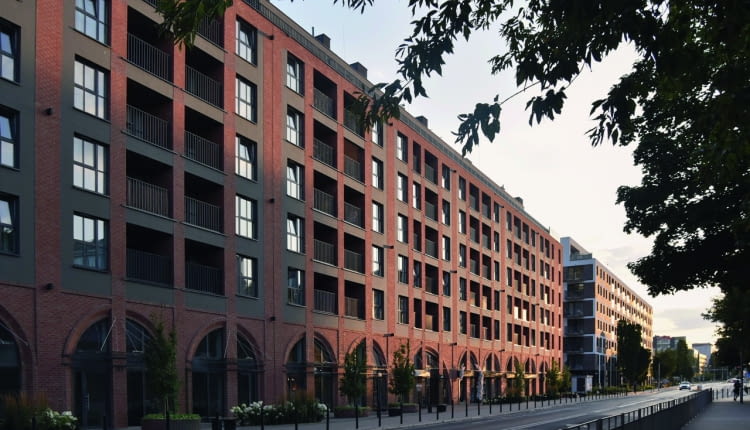 Inwestycja przy ul. Braniborskiej 58-68, zaprojektowana przez architektkę Paulinę Czurak-Czapiewską i zrealizowana przez Dekpol Deweloper dla Vantage Development S.A. (marka Vantage Rent)