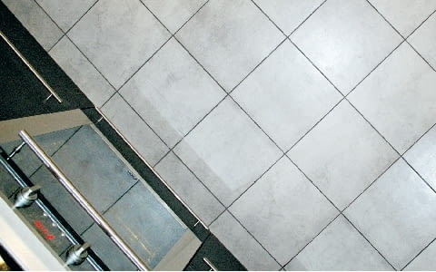 Podłoga w kuchni wykończona płytkami ceramicznymi
