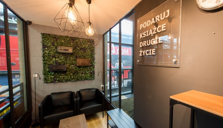 Czytelnia na krakowskim dworcu autobusowym przygotowana przez sieć IKEA
