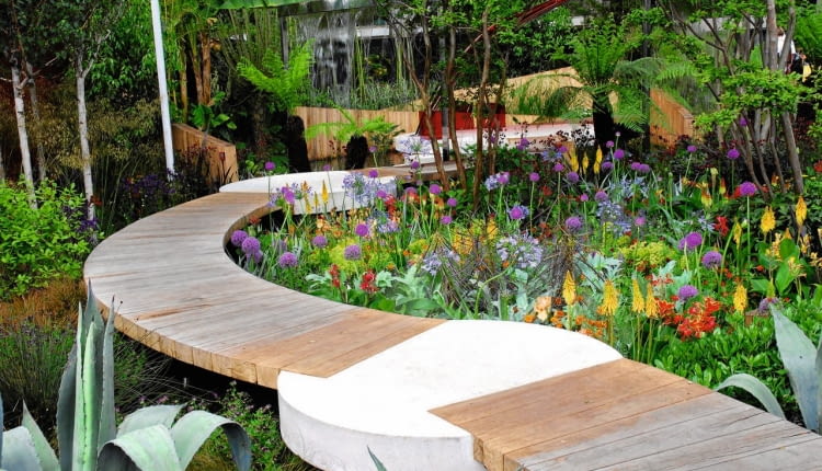 ŚCIEŻKA- -POMOST z prostokątnych bali ułożonych na styk. W połączeniu z betonowymi detalami dodaje ogrodowej kompozycji dynamiki.