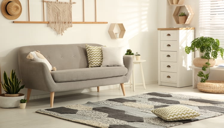 Sofa do salonu: rozkładana czy nie?