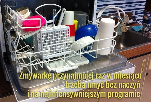 Regularnie też oczyszczajmy filtr zmywarki