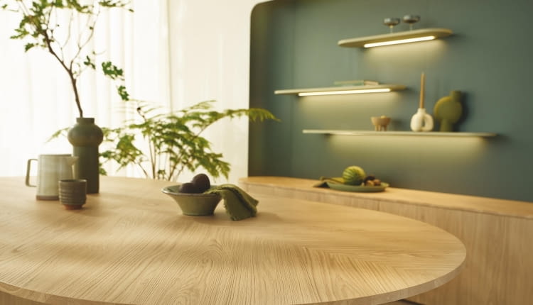 Nowa struktura ST40 Feelwood Oakgrain przynosi dotyk natury w ramach Kolekcji materiałów dekoracyjnych 24+. Matowe wykończenie tej struktury zsynchronizowanej z obrazem dekoru nadaje jej imponująco autentyczny wygląd i wrażenia dotykowe.