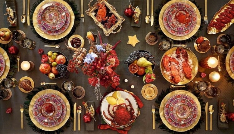 Stół pełen obfitości Podstawka pod talerz wykonana ze szkła z geometrycznym wzorem, 59,90 zł; porcelanowa zastawa stołowa z dekoracją orientalną (można myć w zmywarce), od 19,90 zł do 35,90 zł/sztuka, Zara Home, zarahome.com