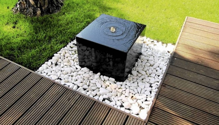 Fontanna - kostka granitowa w komplecie ze zbiornikiem i pompą, ok. 3900 zł, Chronos