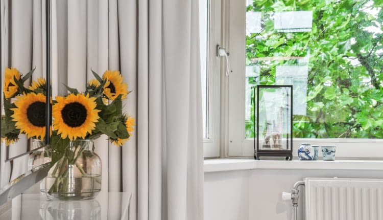 Roleta rzymska czy zasłony? Co wybrać do nowoczesnego salonu?