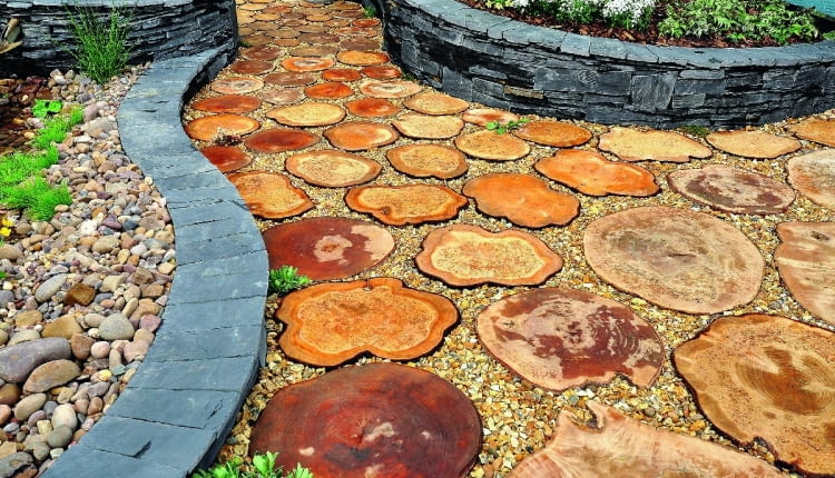 UWAGA ! DO JEDNORAZOWEJ PUBLIKACJIOGROD , DEKORACYJNA NAWIERZCHNIA - SCIEZKA Z PLASTROW PNIAFOT. LILIANNA SOKOLOWSKAPUBLIKACJA MAGNOLIA NR 2 (34) - 2 2015