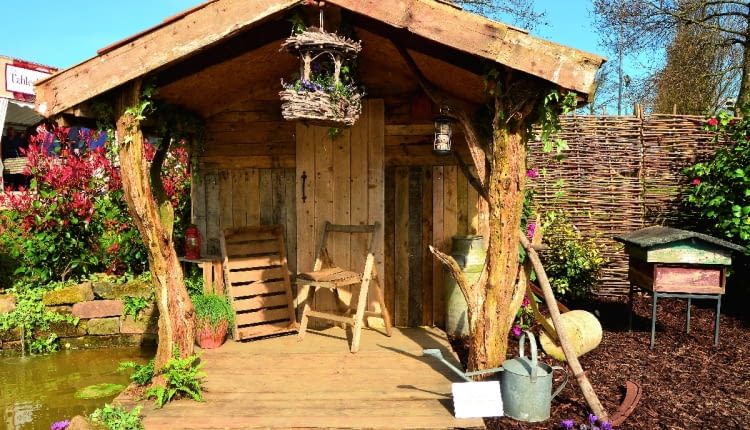 Grube konary mogą być elementem konstrukcji altany; tu podtrzymują dach, nadając całości rustykalny charakter.