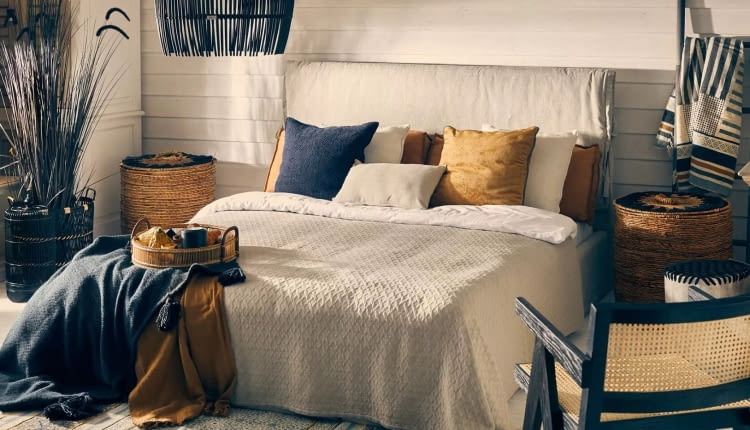 O tej porze roku w sypialni nigdy dość tkanin, więc na pościel połóż narzutę, dodaj kilka dekoracyjnych poduszek, a na koniec narzuć na łóżko koc.