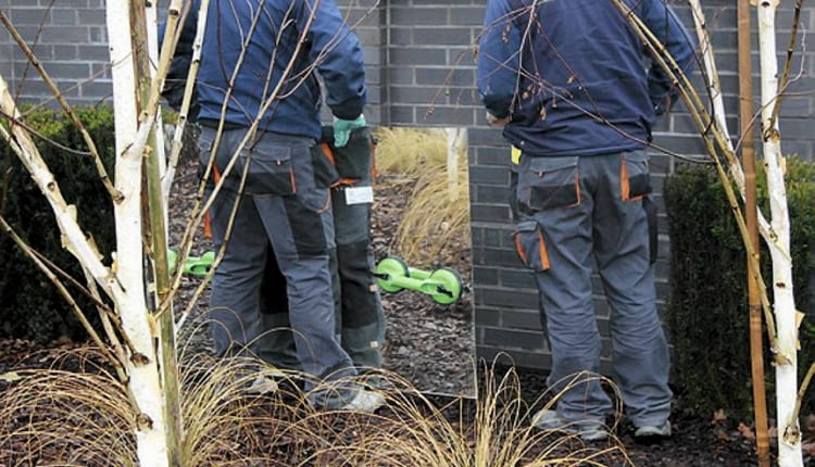 Montaż lustra w ogrodzie krok po kroku. 1. Lustro mocujemy w suchy ciepły dzień tak, by było lekko przechylone w bok i do dołu (pomyślmy o tym, wznosząc podporę). Wtedy przechodzień nie będzie mógł się w nim zobaczyć (i czar iluzji nie pryśnie).