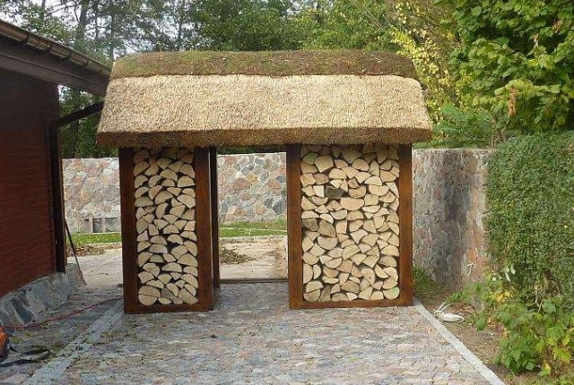 Drewutnia jako wejście do ogrodu