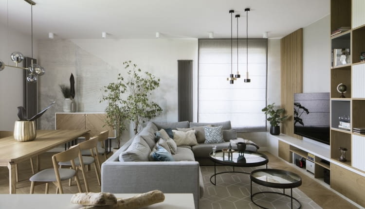 Drewno i niebieskie akcenty – apartament dla rodziny