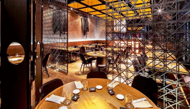 Ażurowe oddzielenie stref wnętrza pozwala je szybko przearanżować.